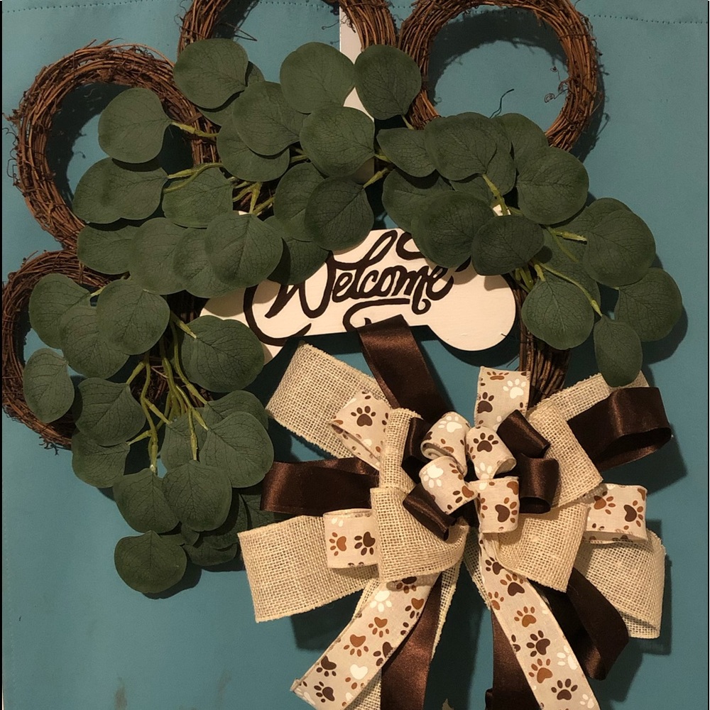 Welcome paw print wreath